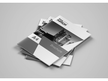 Brochure pliée  agrafée en noir et blanc